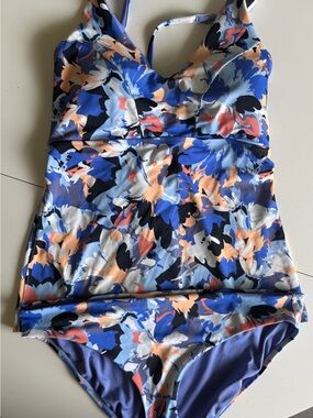 Athleta Women’s D-DD Triangle Tankini Top and Mid-rise Bottoms